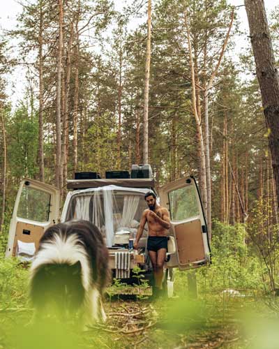 Campervan im Wald