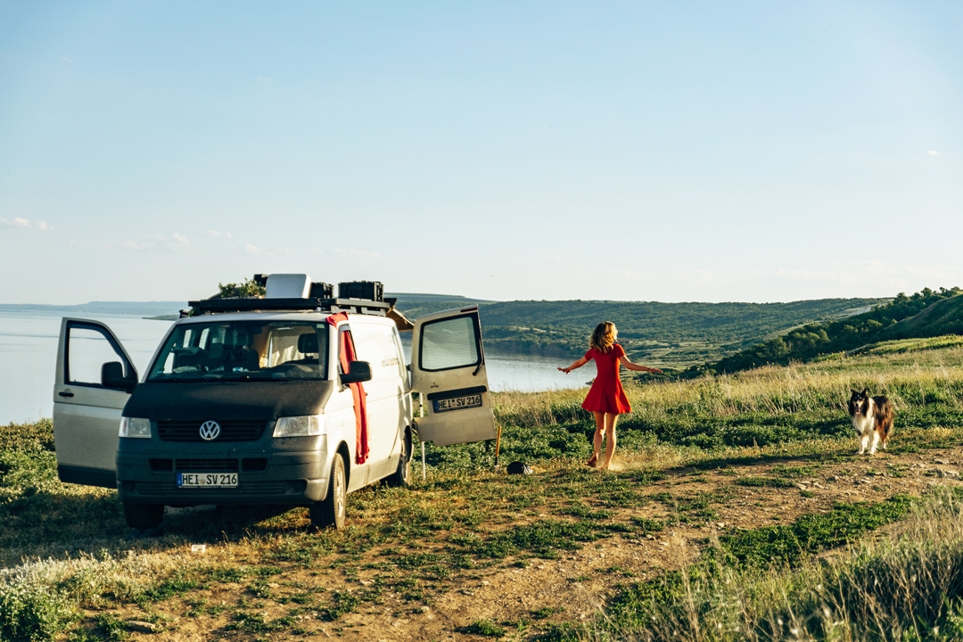 Camper Van mit Frau