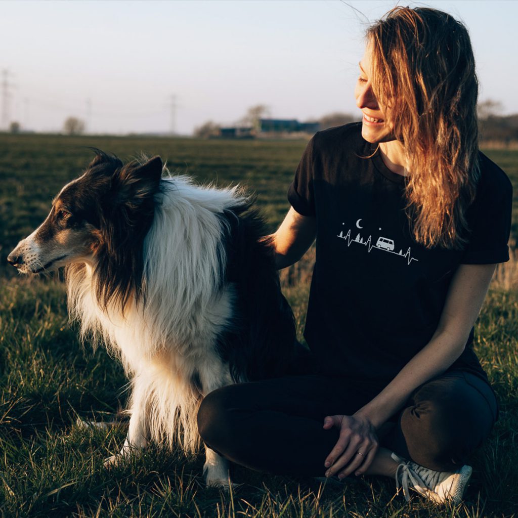 Frau mit Hund im Van