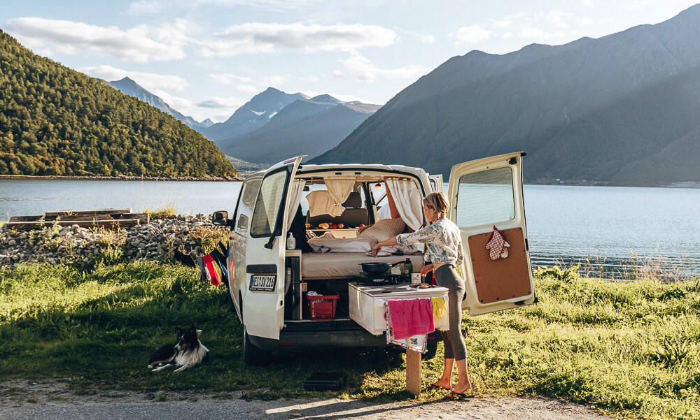 Alleine Reisen, Frau mit selbst ausgebautem Camper in Norwegen