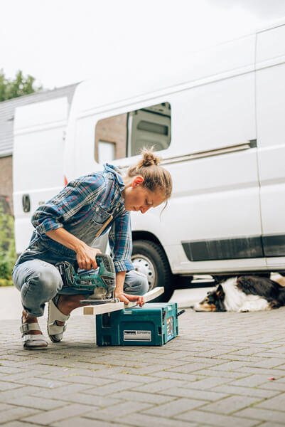 Frau baut Camper selber aus