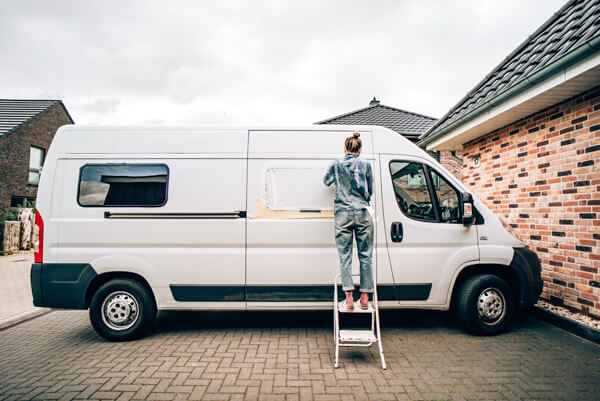 Fenstereinbau im Campervan, Busausbau