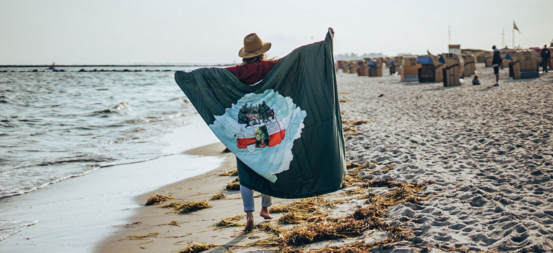 Lifestyle shoot mit decke am Strand