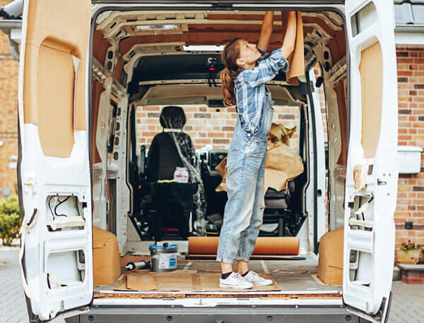 Dachfenster einbauen im Campervan