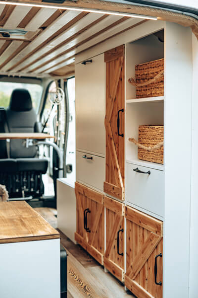 Kleiderschrank im Campervan